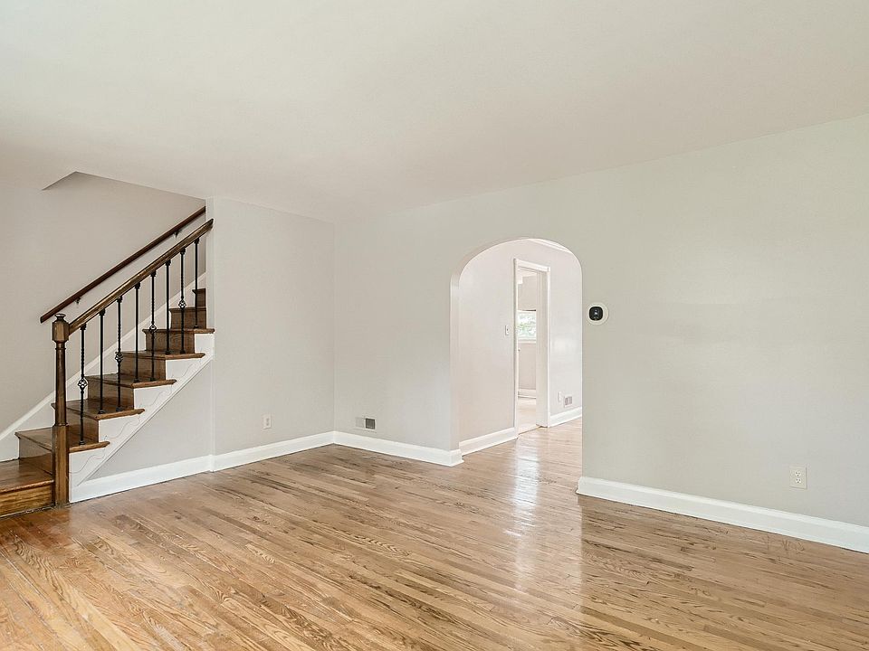 Living Room/Foyer