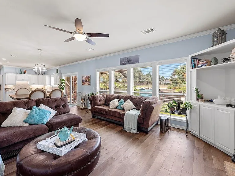 1207 Lakeway Dr — Photo 7