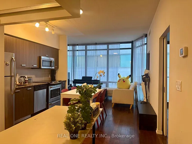 832 Bay St #602 — Photo 4
