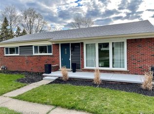 715 N Cass Lake Rd, Waterford, MI 48328