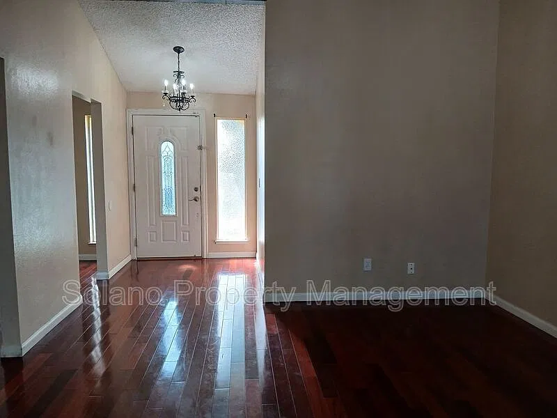 4 bed, 2.0 bath, 1556 sqft, $3,100 — Photo 2