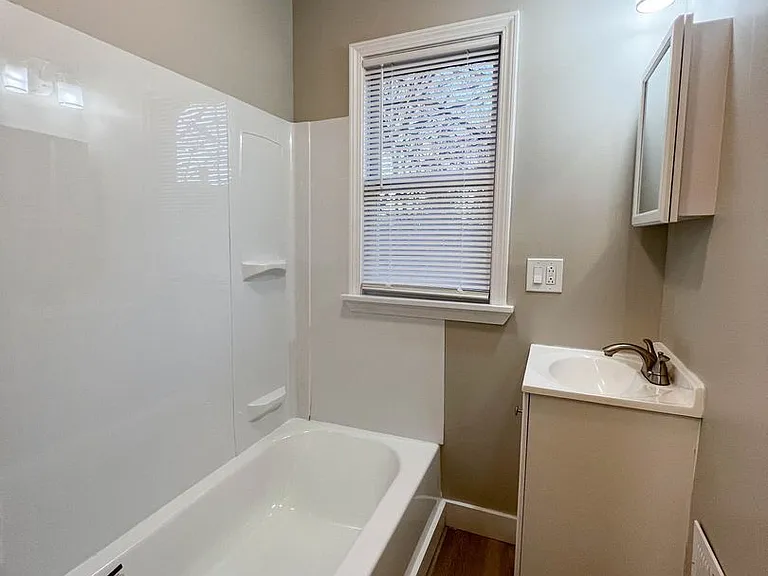 154-156 Leighton Ave — Photo 17