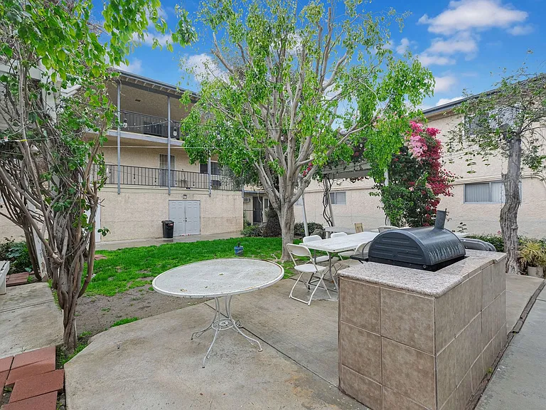 Ramona Garden Apartments — Photo 4