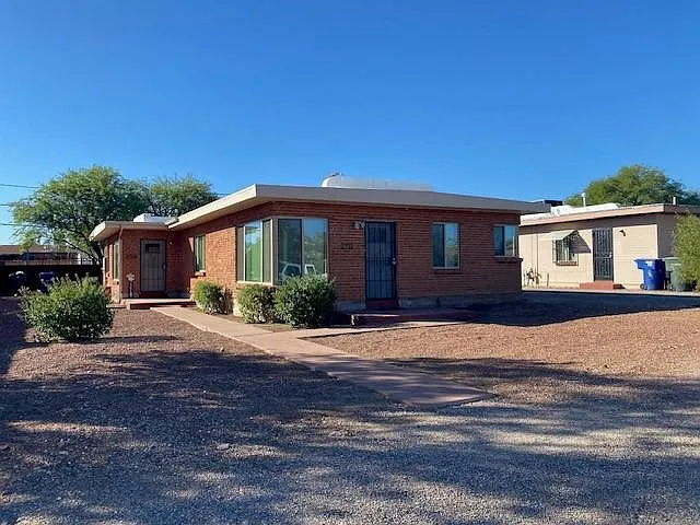 2718 E Linden St — Photo 1