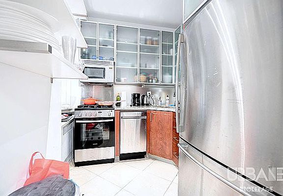 4th image of 10 W 74th St APT 7A