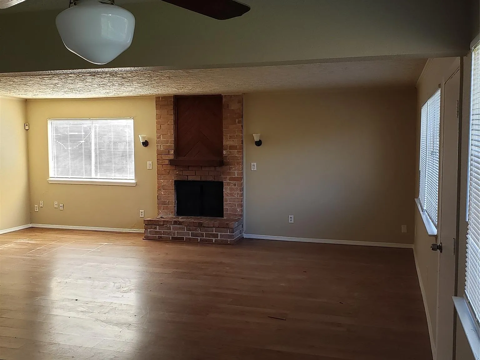 4 bed, 2.5 bath, 2296 sqft, $1,800 — Photo 4