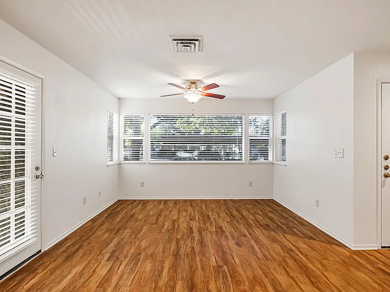 Amanda Place Apartments — Photo 39