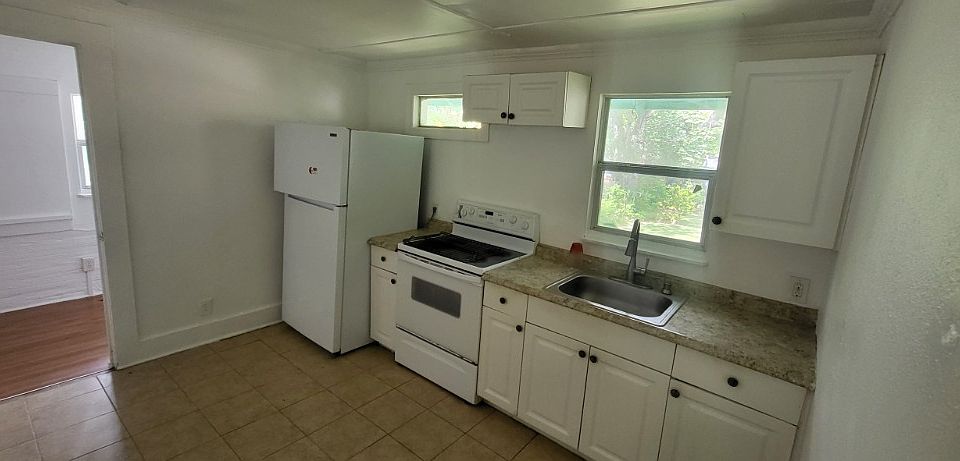 1st image of 405 1/2 Vine Ave #B