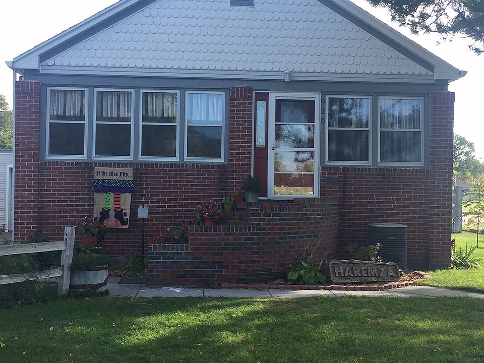 1st image of 920 W 1st St