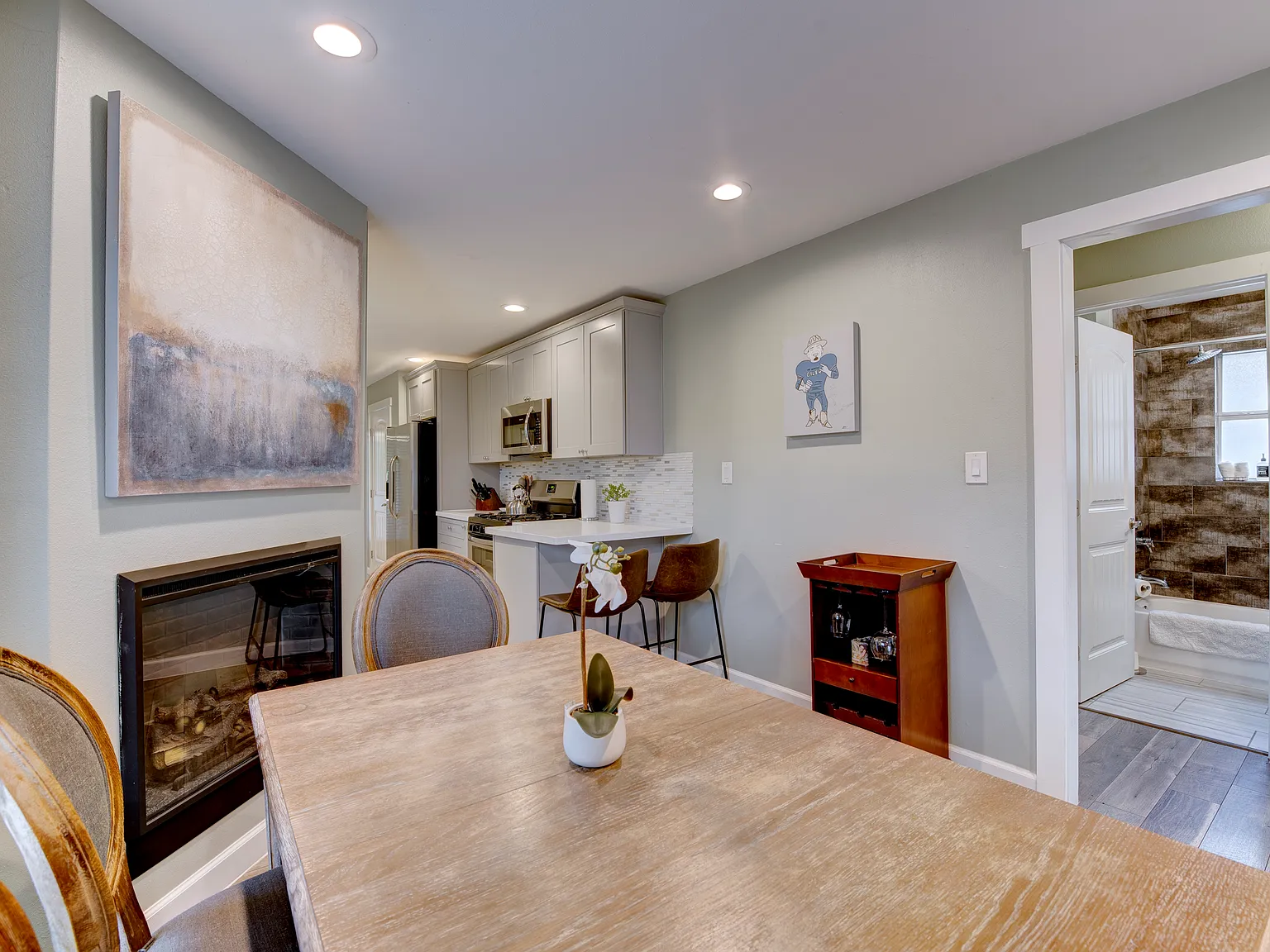 3 bed, 1129 sqft, $2,500 — Photo 4