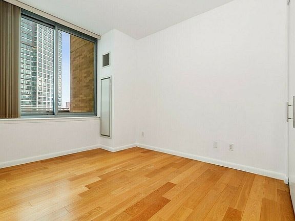 5th image of 4630 Center Blvd APT 907