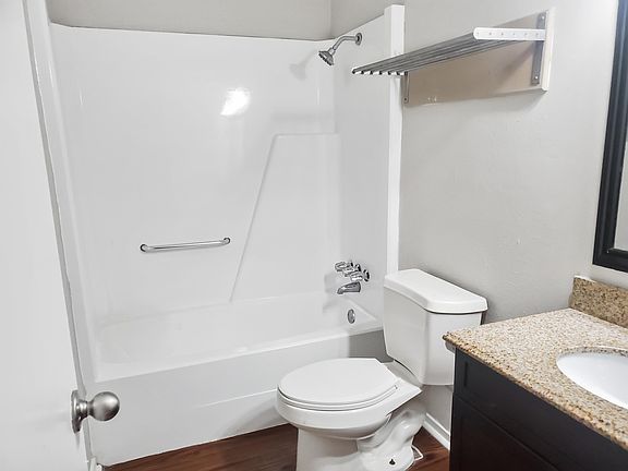 5th image of 304 Manuel Dr