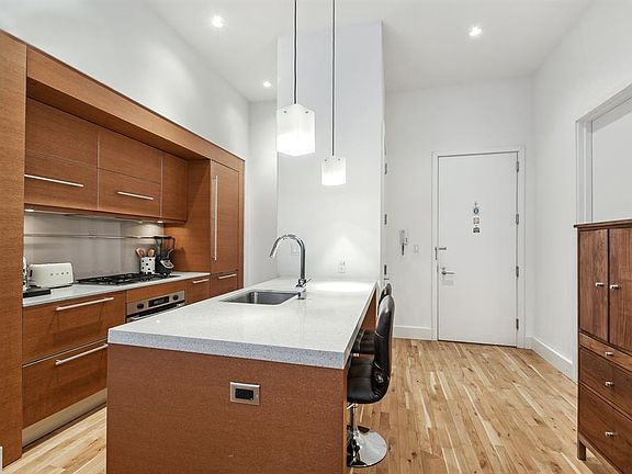 4th image of 360 Furman St APT 742