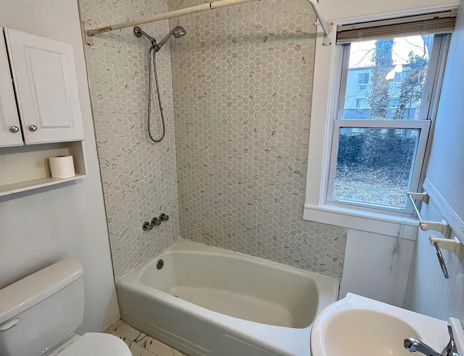 24 Waverly Pl — Photo 2