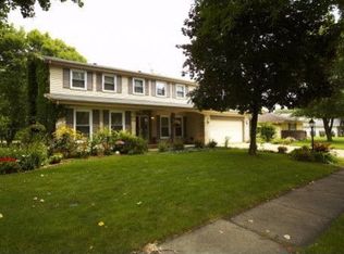 24W730 Woodcrest Dr, Naperville, IL 60540