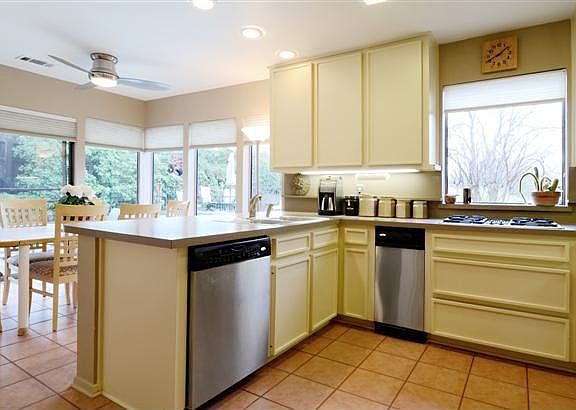 5th image of 9006 Fairglen Dr