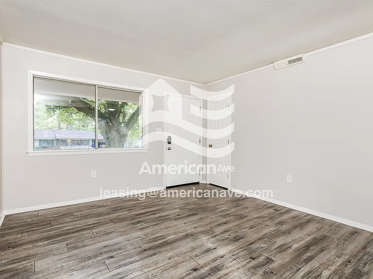 1416565_004_living_room_13718727.jpg
