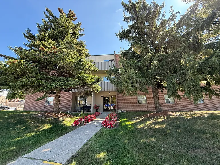359 Railway Ave — Photo 2