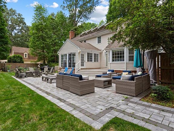 5th image of 820 Coverdale Ln