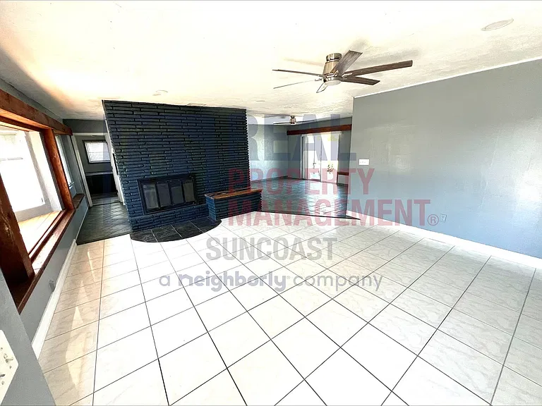 563 Parkview Dr — Photo 4