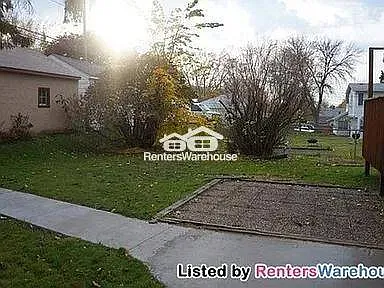 1884 Clear Ave E — Photo 3