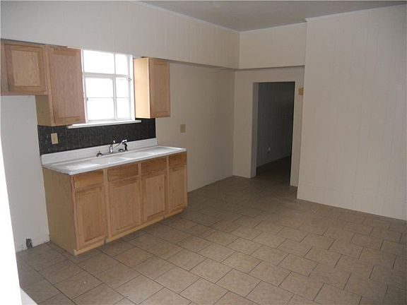 3rd image of 528 Speer St