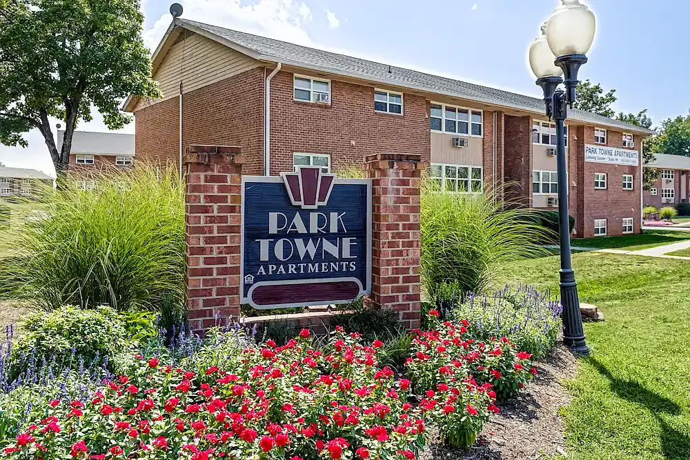 Park Towne Apartments — Photo 1