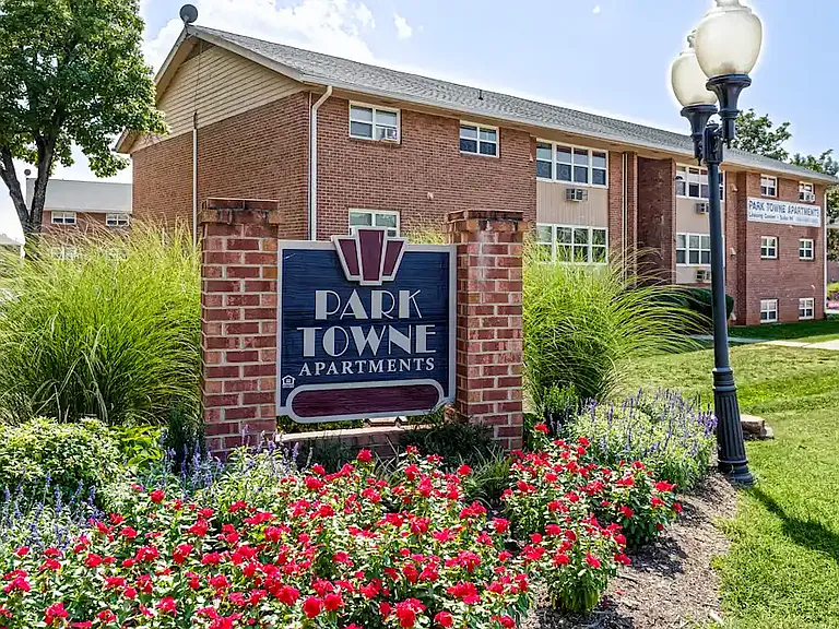 Park Towne Apartments — Photo 1