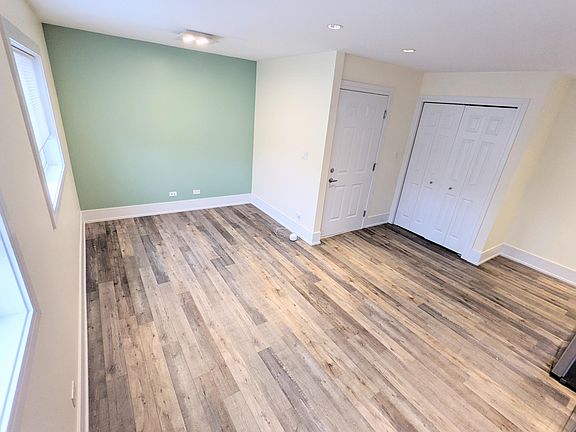 Make dinner and easily chat with friends in your living room.