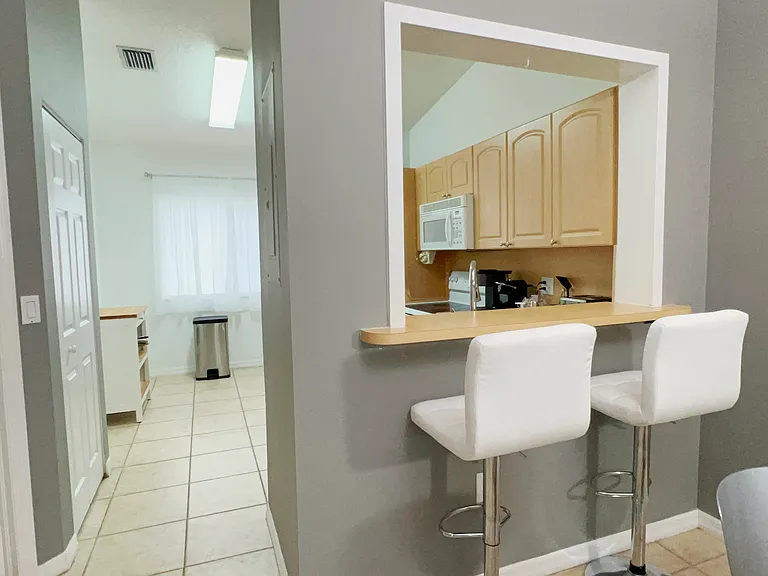 Eat-in kitchen Counter