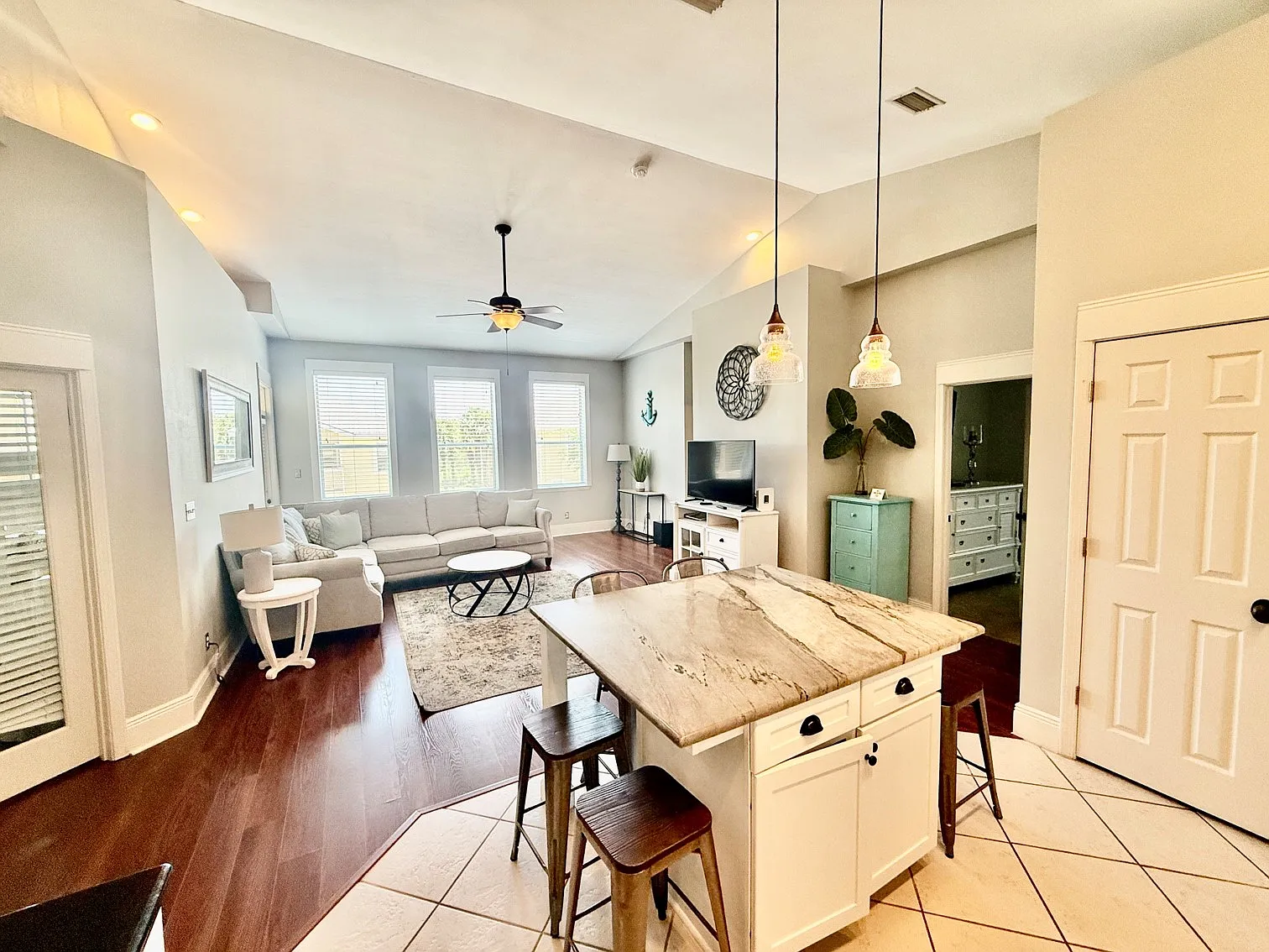 3 bed, 1357 sqft, $2,500 — Photo 4