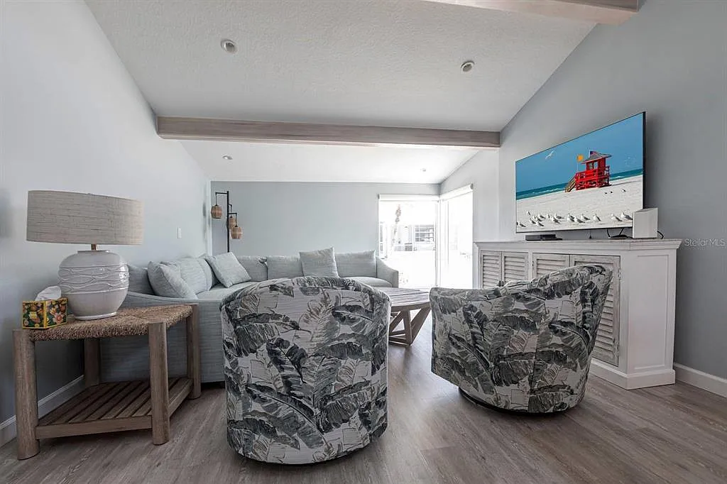 2 bed, 2.0 bath, 1110 sqft, $7,500 — Photo 3