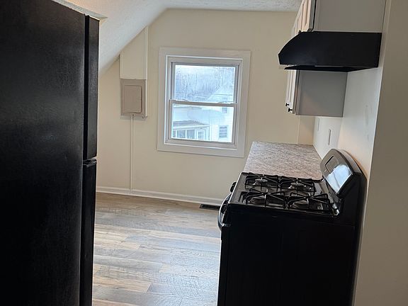 4th image of 261 Beach Ave #2