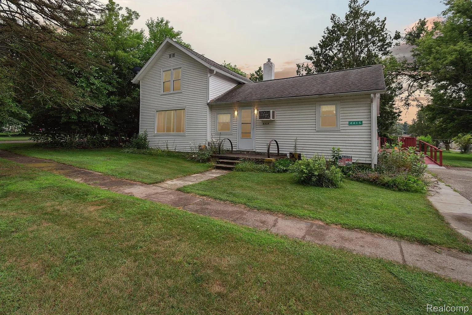 4415 Central St photo 1