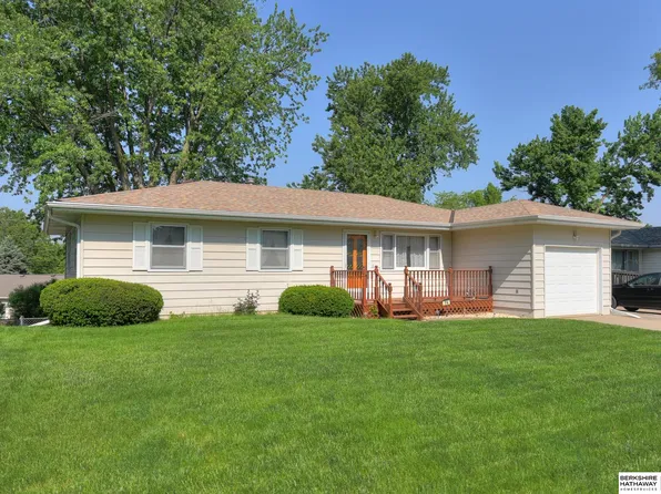 514 Pawnee Dr, Gretna, NE 68028