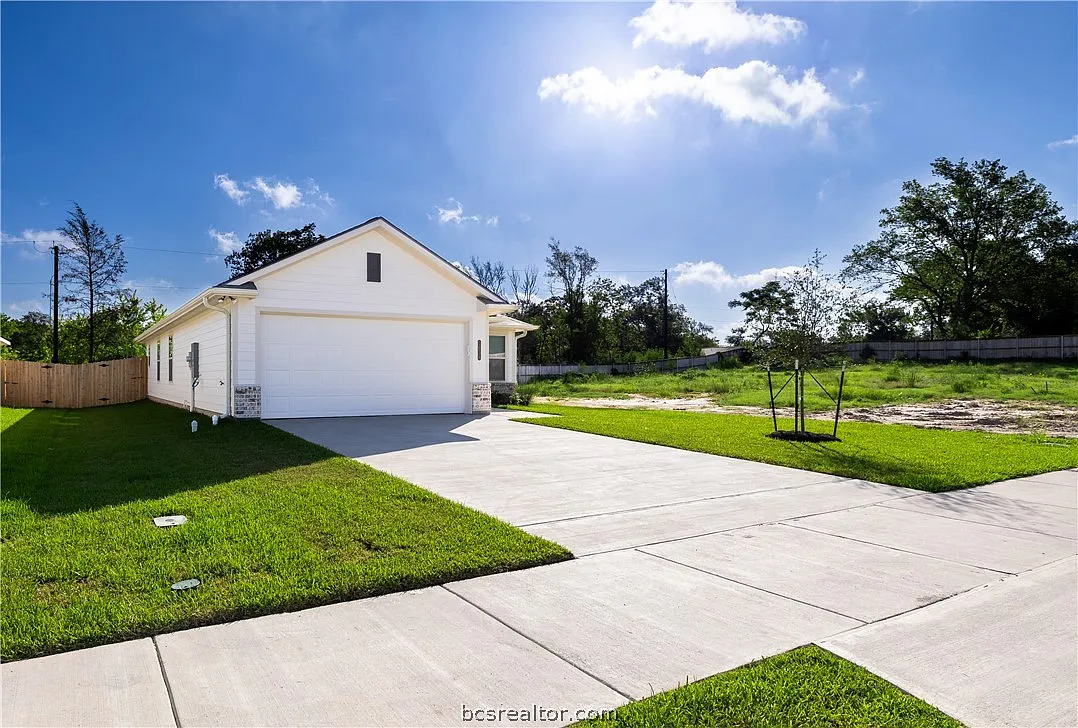 3 bed, 1115 sqft, $1,900 — Photo 2