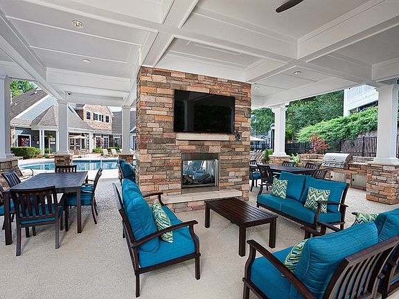 Summerhouse with Fireplace, TV, and Grills