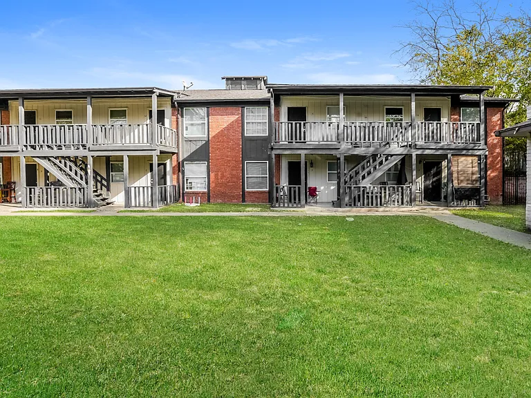 Charl Ann Apartments — Photo 2
