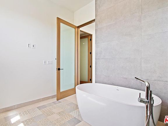 4th image of 2318 Ocean Park Blvd Unit C