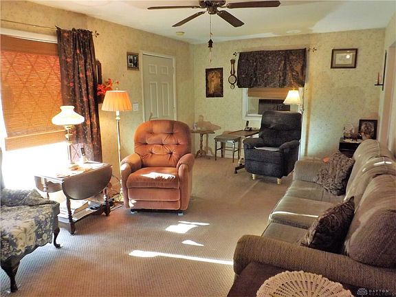 3rd image of 973 Meadow Ln
