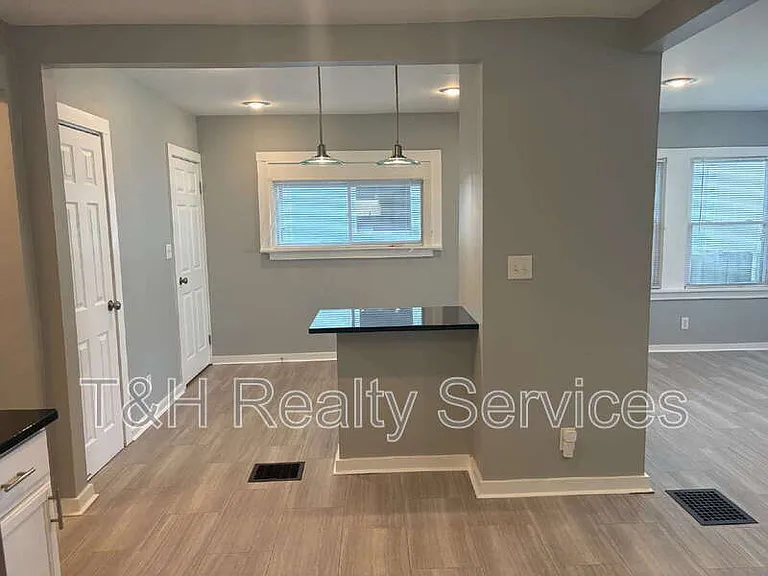 1427 S Olive St — Photo 10