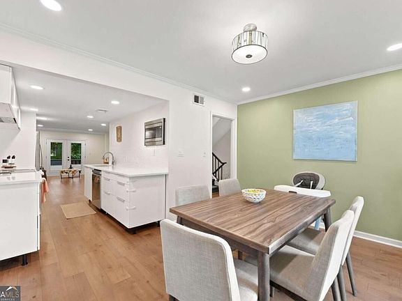 2nd image of 8 Ivy Rdg NE