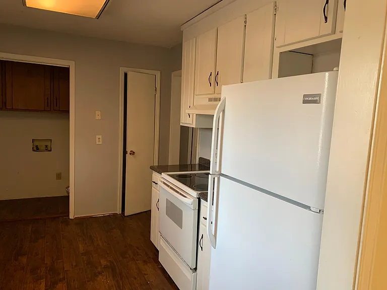 3501 Woodview Dr — Photo 10