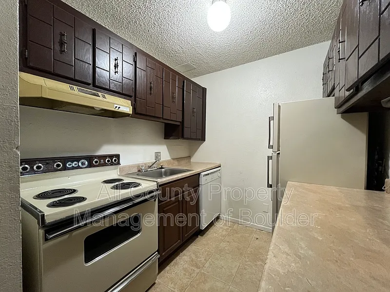 2 bed, 1.5 bath, 1044 sqft, $1,450 — Photo 3