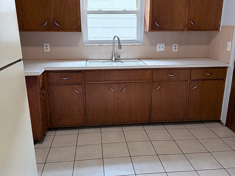 1634 Merrill Ave — Photo 5