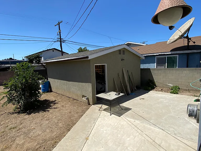 1030 E M St — Photo 33