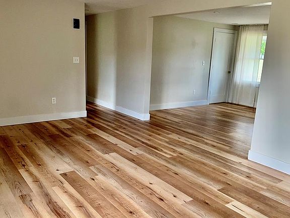 4th image of 304 Elizabeth Ln