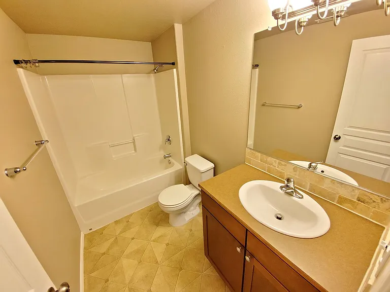899 N Pointe Dr NW — Photo 16