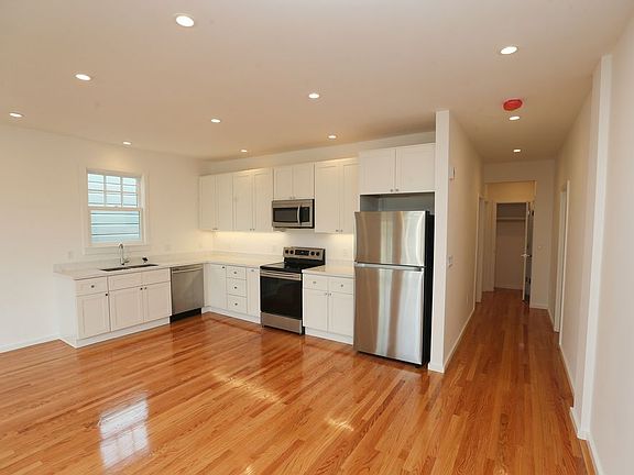 3rd image of 1900 Jefferson St APT 304
