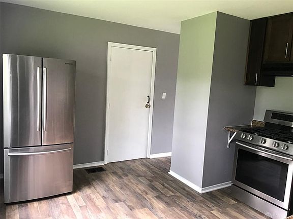 3rd image of 723 Martha Dr